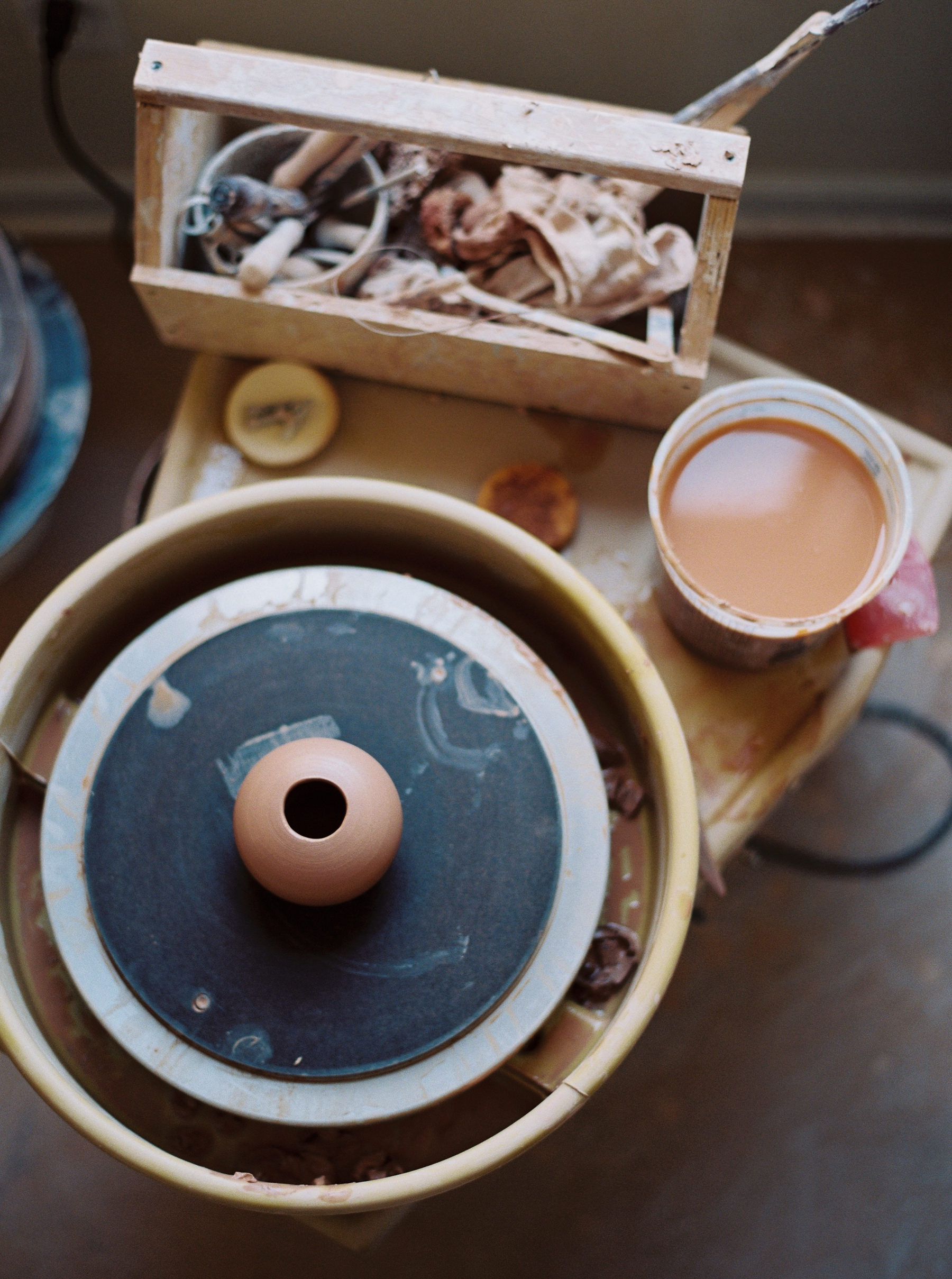 artistprofile-katherinemoes-pottery-annapeters-annapetersphoto-unearthing.tc-15.jpg