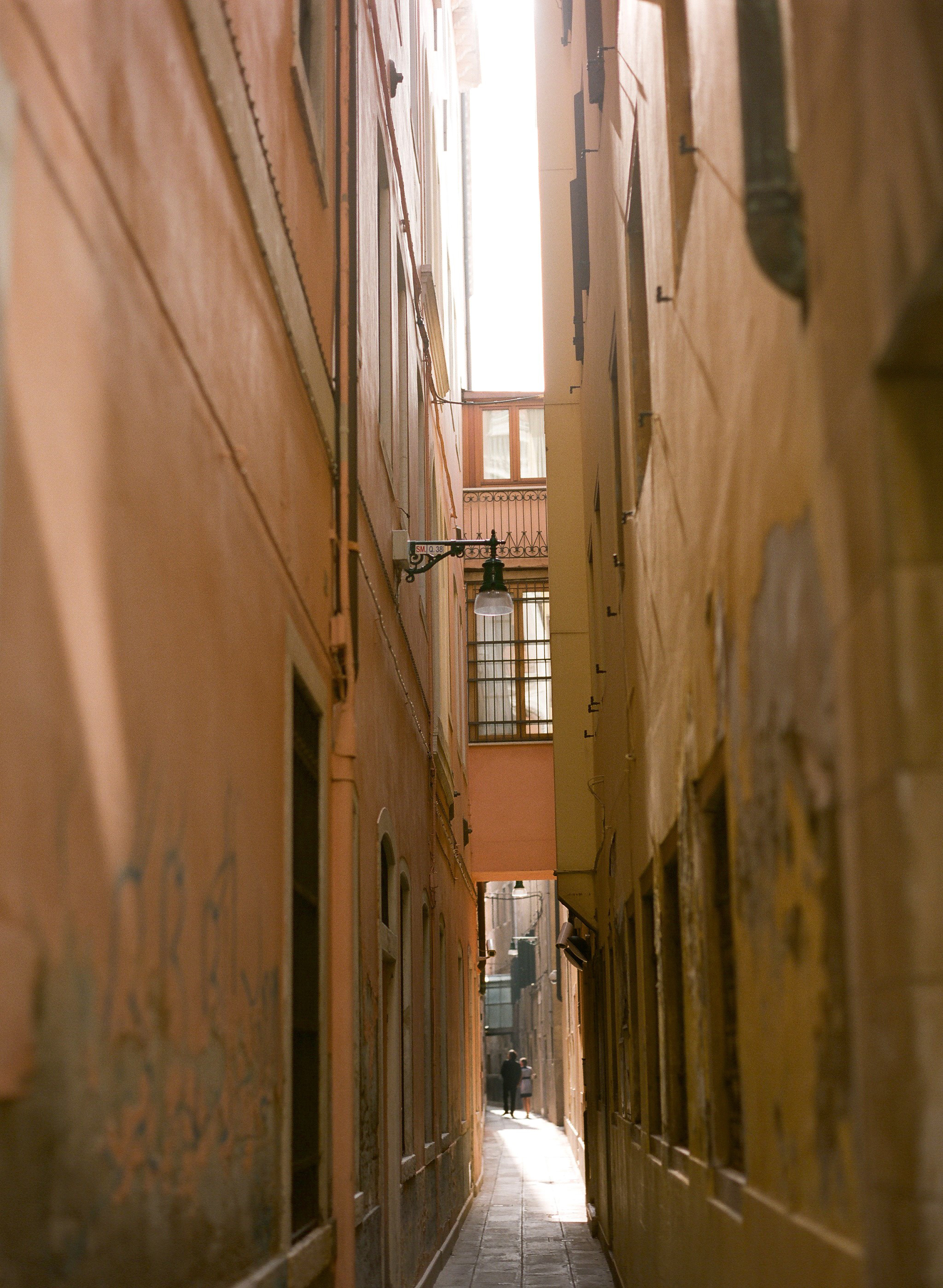 lauramurray-travel-destinationphotography-creativetravel-artists-filmphotography-unearthingtc-venice-buildings-orange.JPG