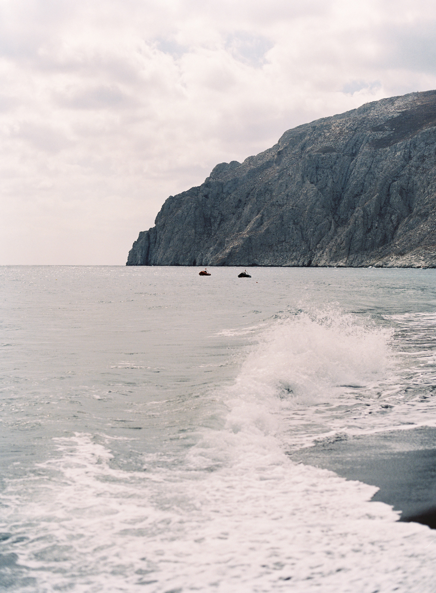 kerstin-lillikadphotography-travel-destinationphotography-creativetravel-artists-filmphotography-unearthingtc-ocean-cliff-waves.jpg