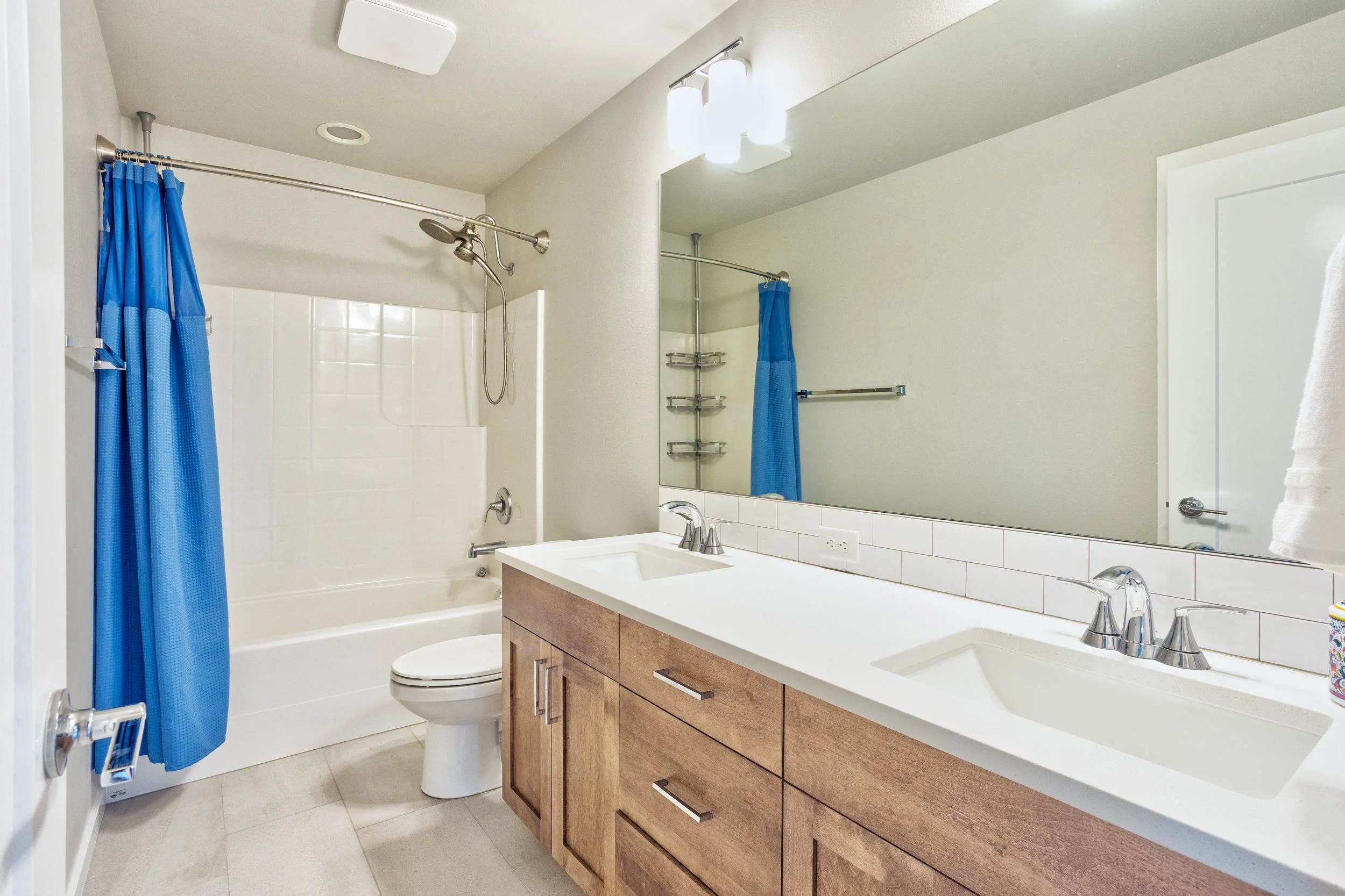Upper Floor - Full Bath
