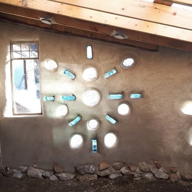 This not-quite-finished little wash-house was looking glorious this morning. #limeplaster #cob #bombaygin #sunshine #mudgirlsnaturalbuilding