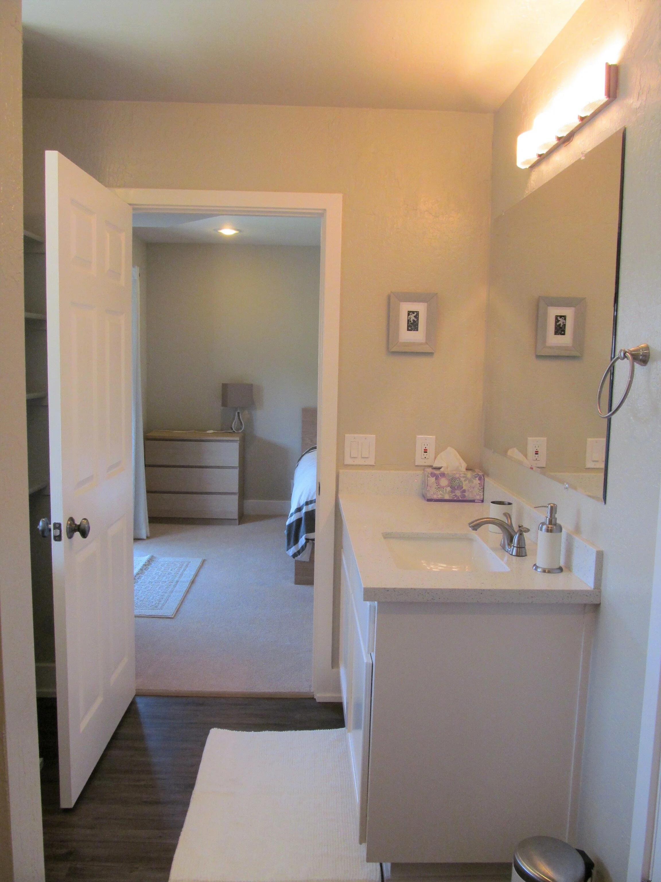 downstairs_bathroom_facing_Q_bedroom.jpg