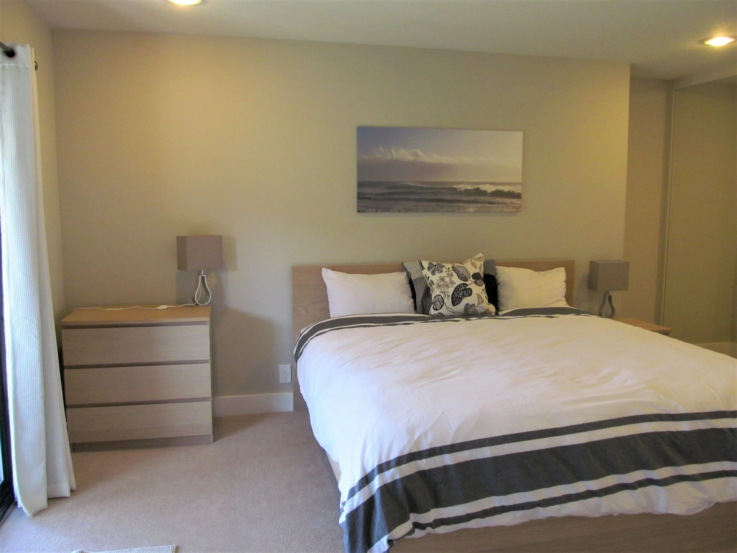 Downstairs_Queen_bedroom_1.jpg
