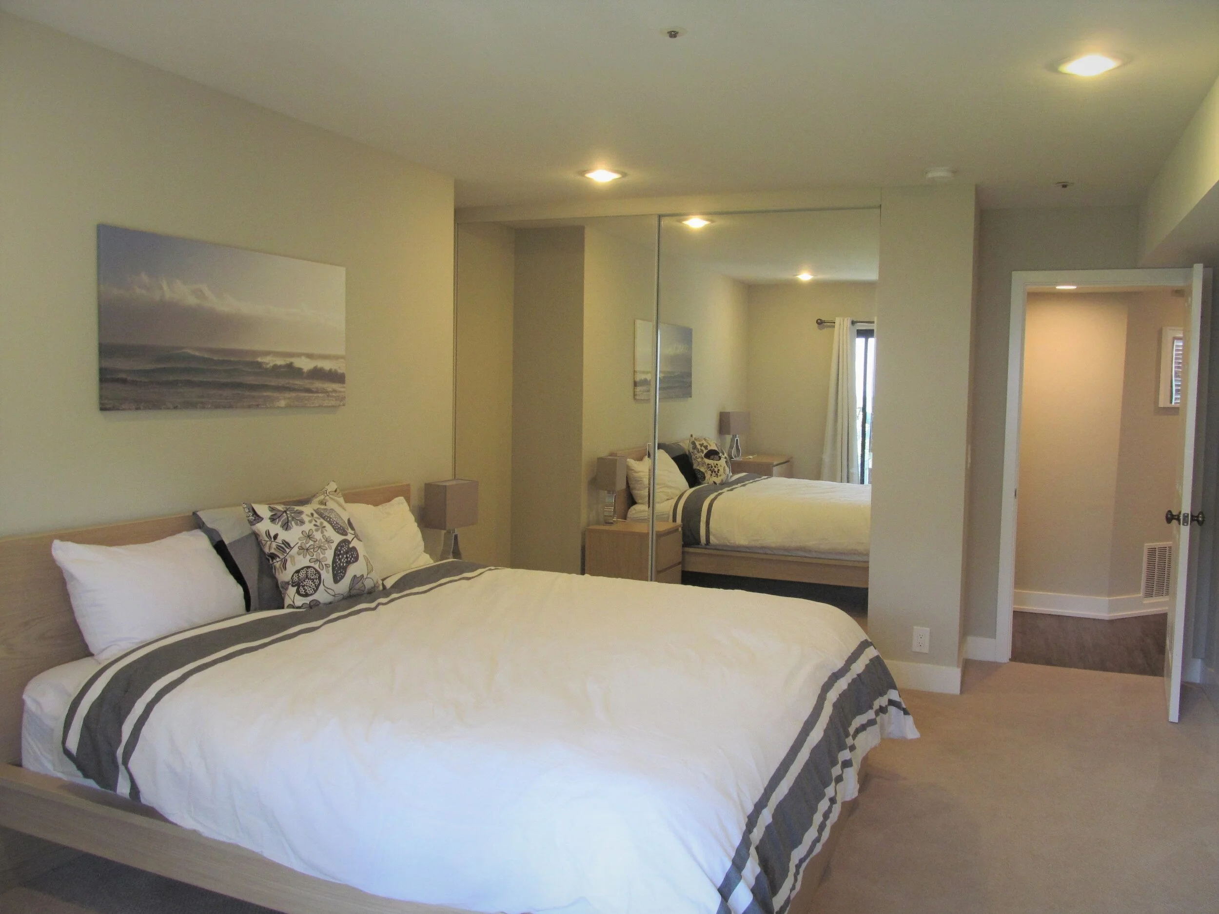 Downstairs_Queen_bedroom_with_closet.jpg