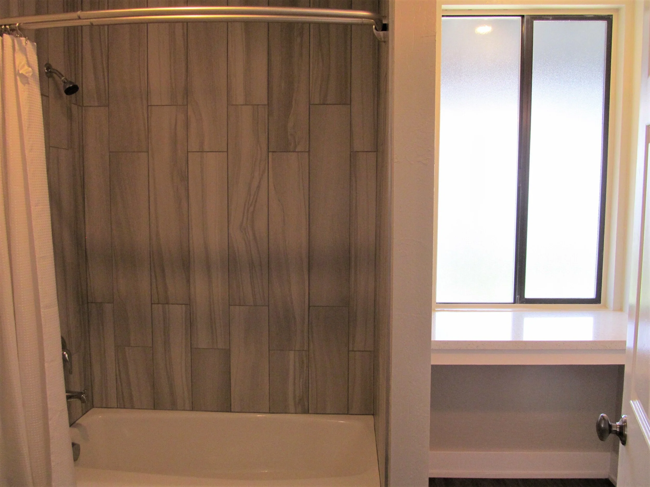 downstairs_shower_over_tub.jpg