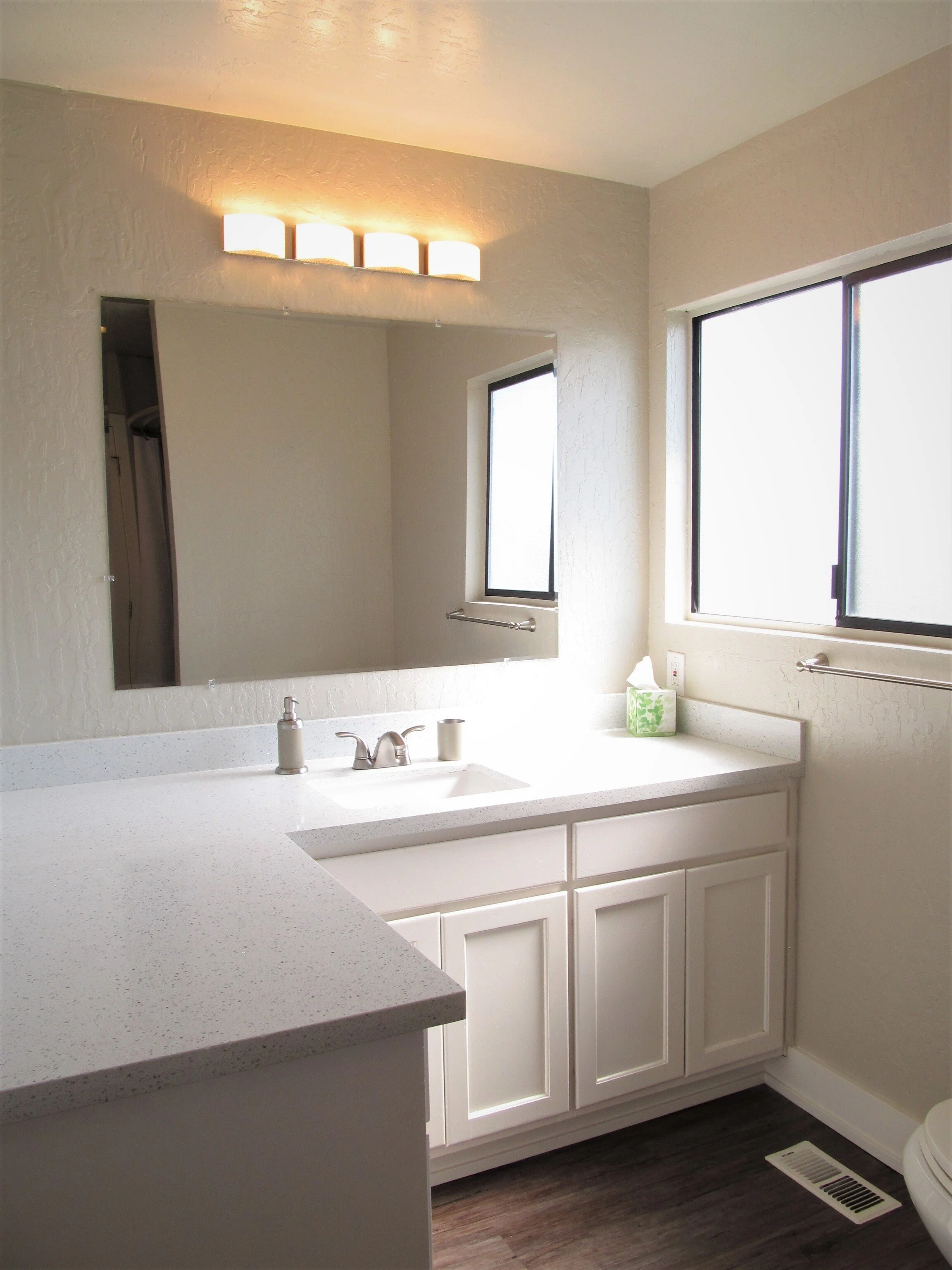 upstairs_bathroom_2.jpg