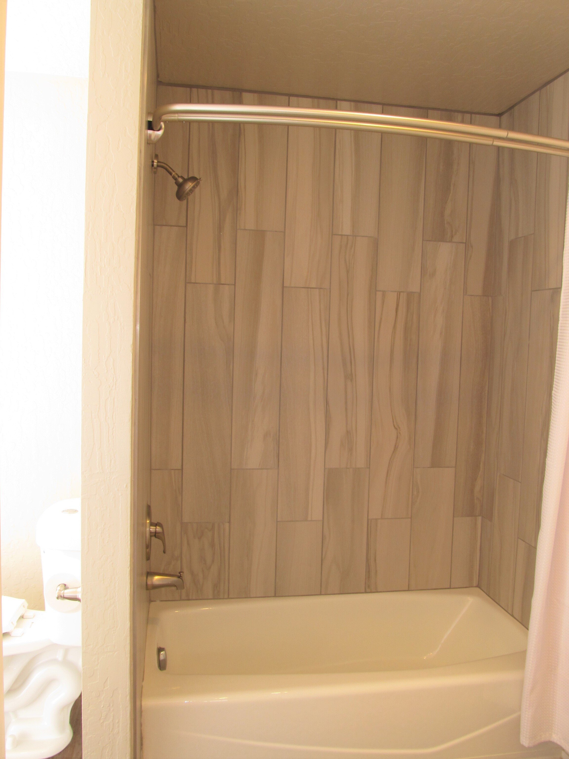 upstairs_bathroom_3.jpg
