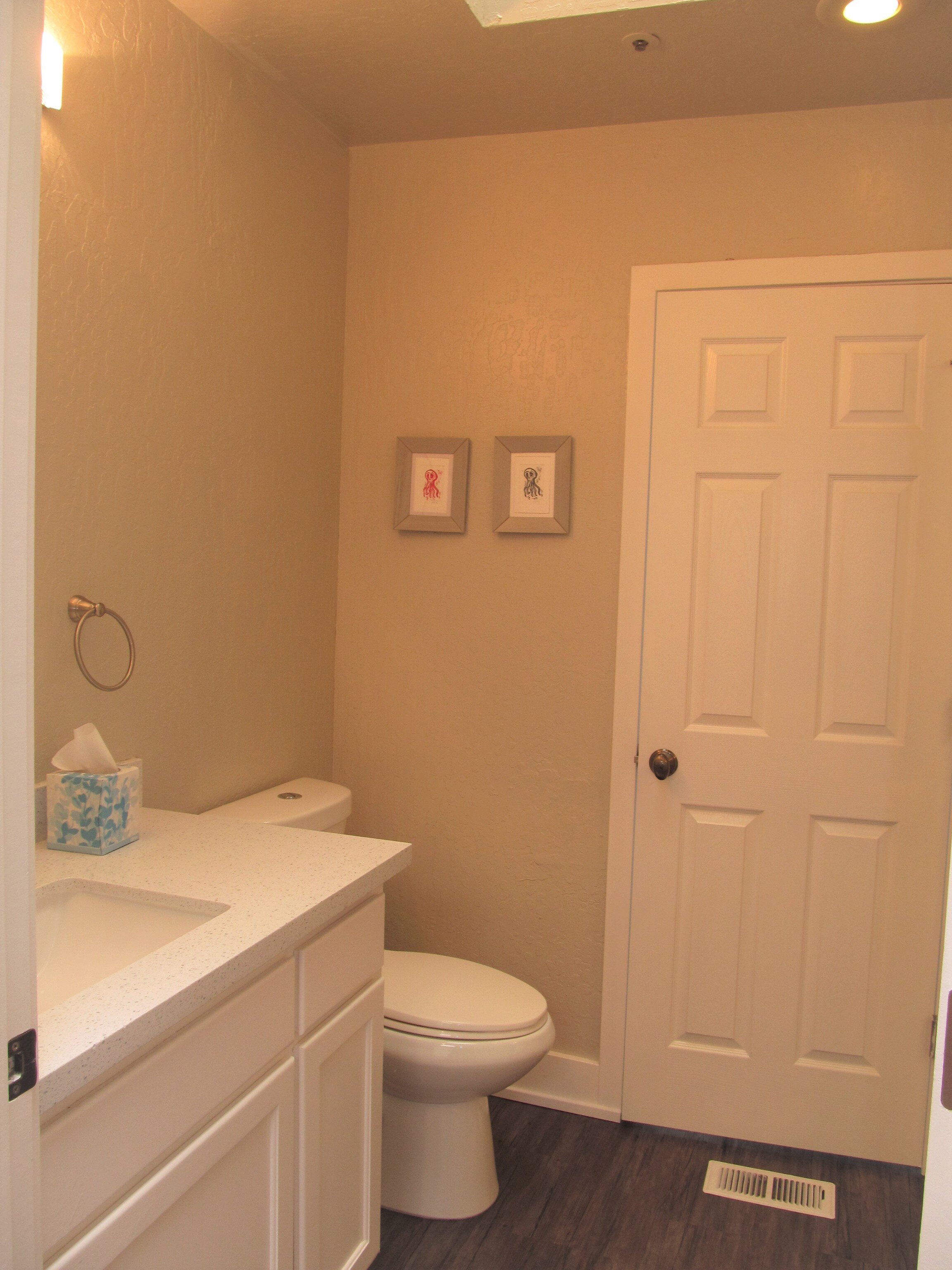 upstairs_bathroom.jpg