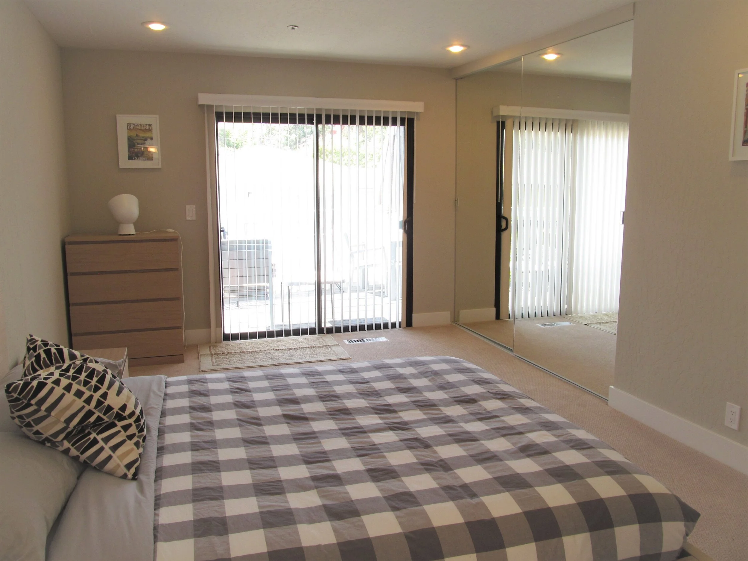 Upstairs_Queen_bedroom_2.jpg