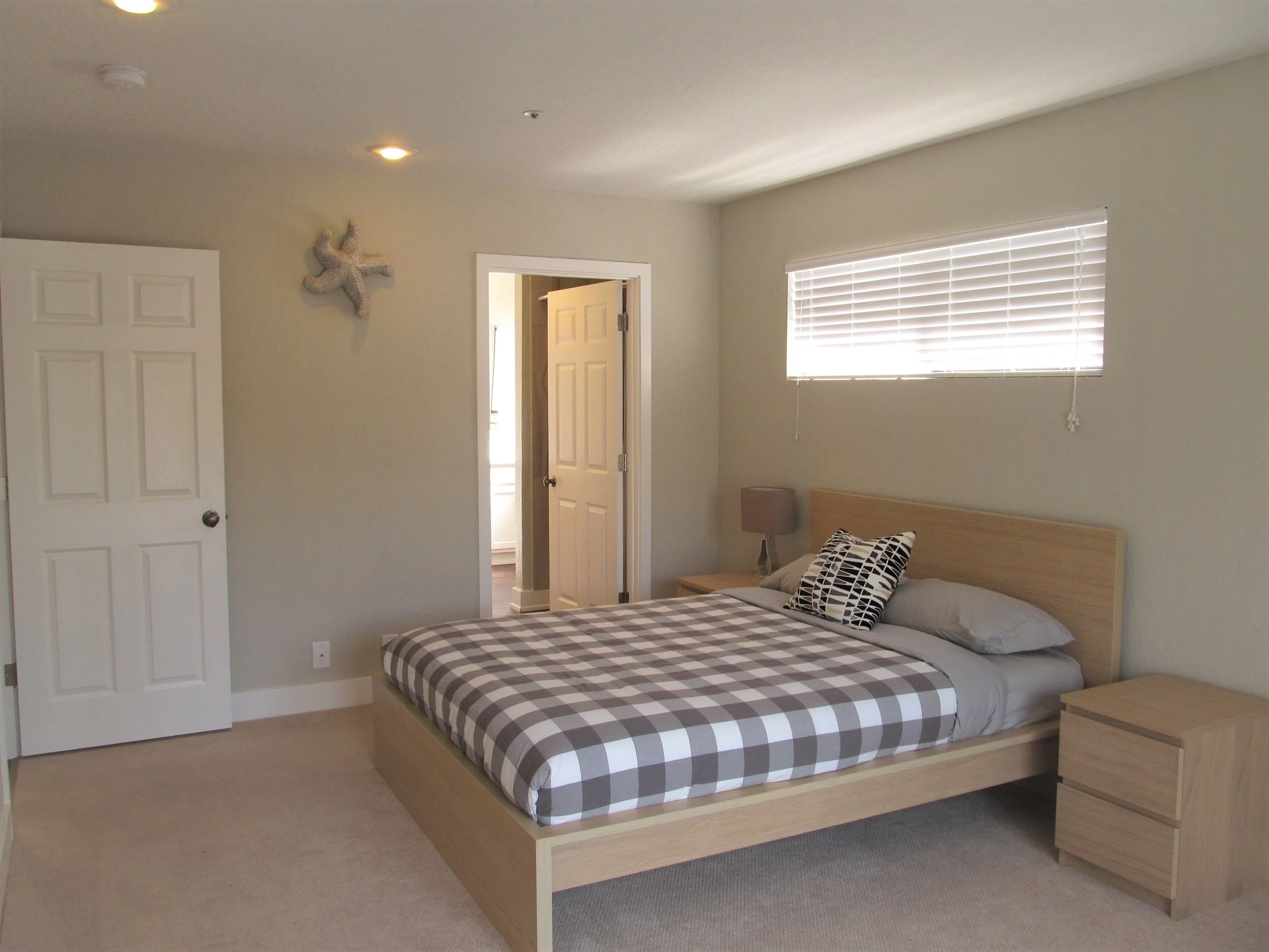 Upstairs_Queen_bedroom.jpg
