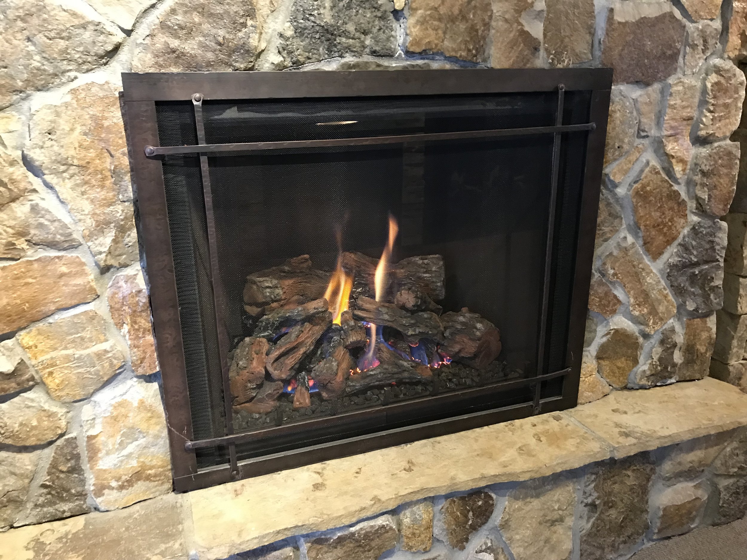 Mendota FV46 Gas Fireplace