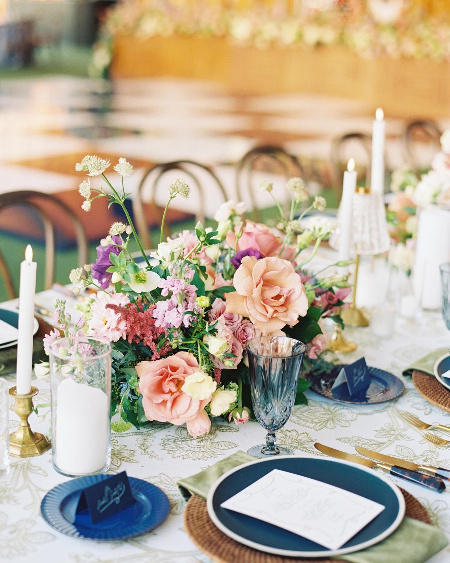 Details from a dreamy tablescape by @aliceandapricot &amp; @petals_couture ❤️ so much to love!