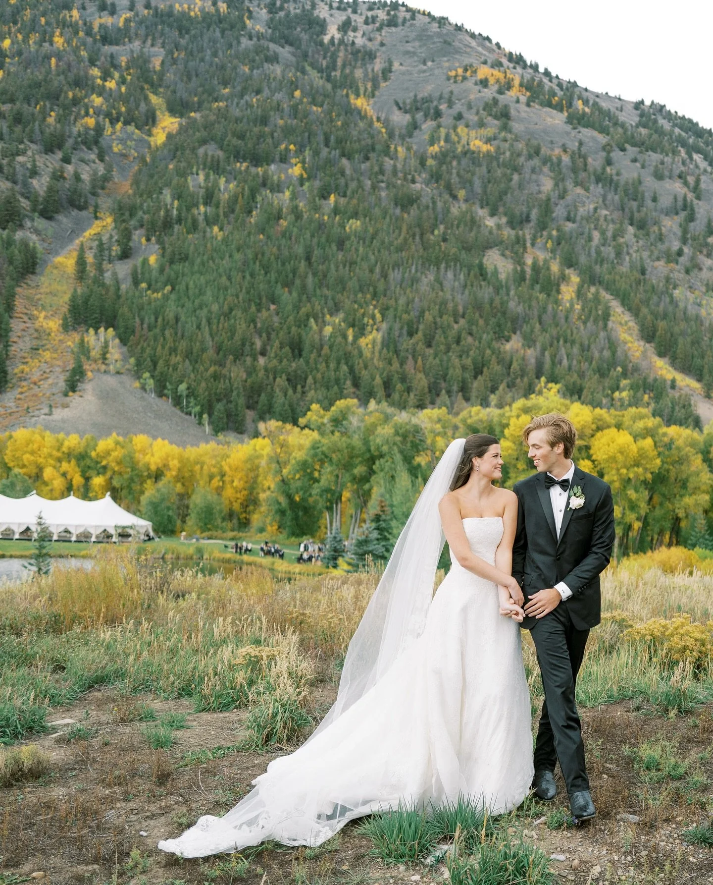 When even the Aspens arrive on time 🍁 a golden weekend for Avery and William 💛

@crestedbutteevents @sendersfilmco @brambleandbloomfloral