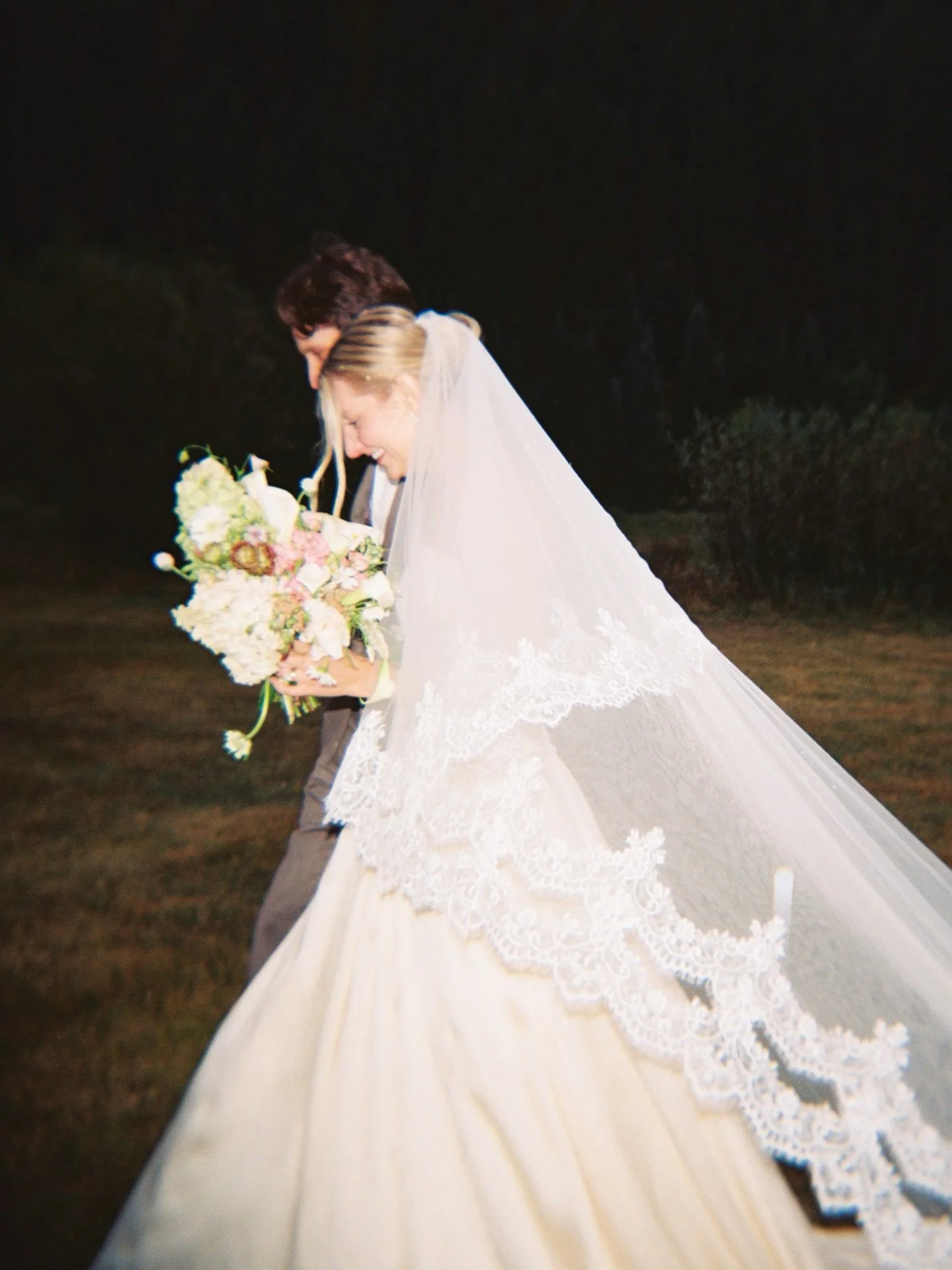 Fresh off the aisle 🍃 @beth.briann  and her vintage @moniquelhuillierbride