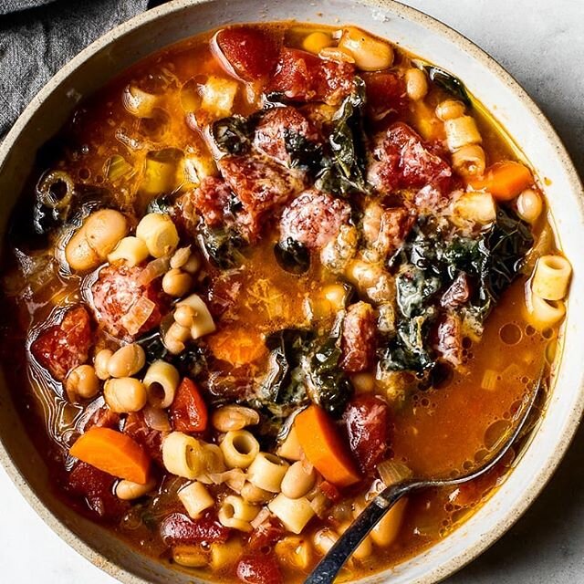 Pasta e fagioli is one of the best soups out there. It's flavorful, colorful, healthy, and delicious. Grab the recipe on my site. https://www.flourishingfoodie.com/blog/2018/11/13/white-bean-and-kale-soup
.
.
.
#soup #dietitianapproved #dietitians #d