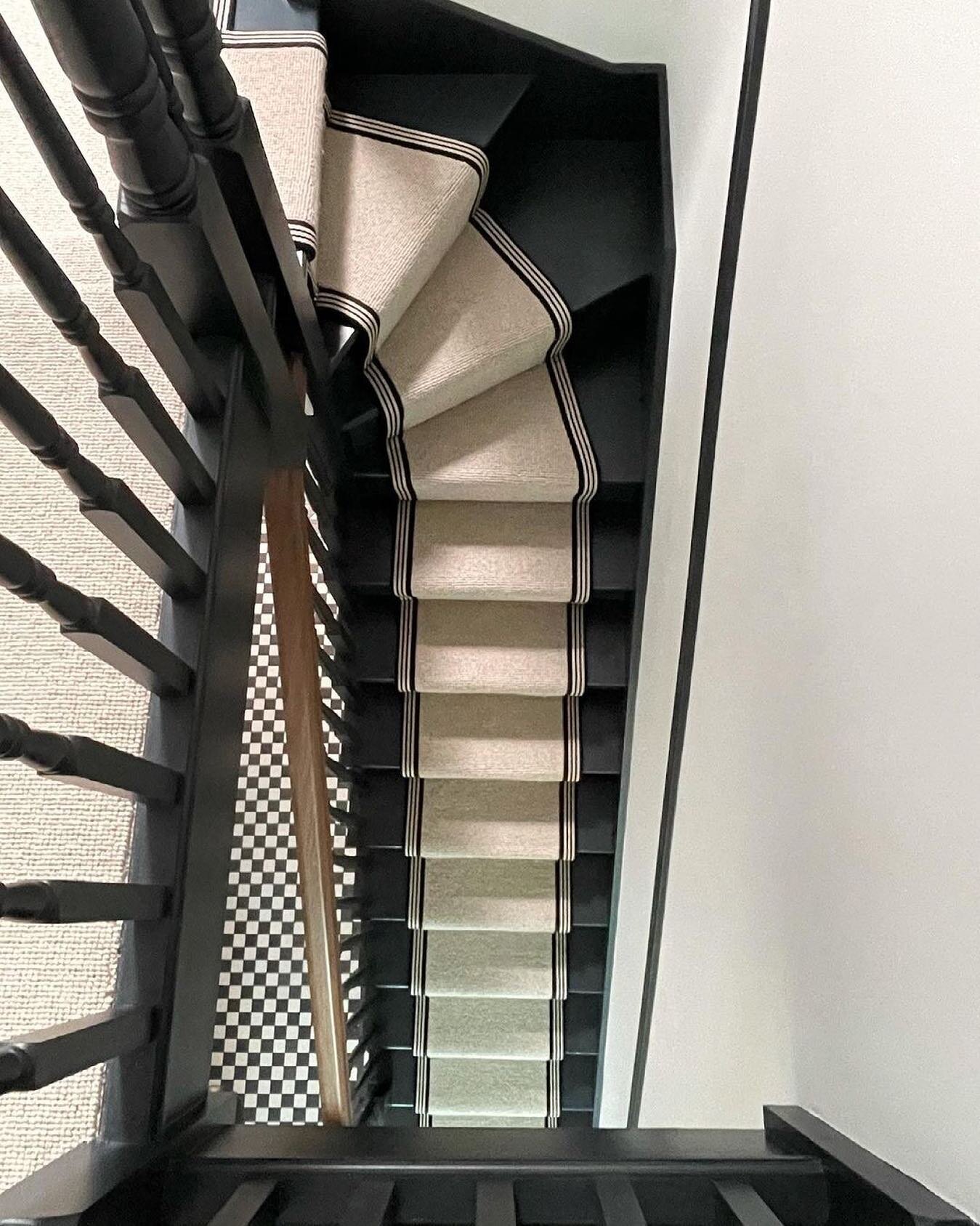 Decorating with a stair runner means that you can add colour and texture to your interior while allowing the sophistication of your dark-hued stairway to shine through.⁣⁣⁣⁣

Here, @bearsden_lodge - one of our favourite interior accounts - chose a neu