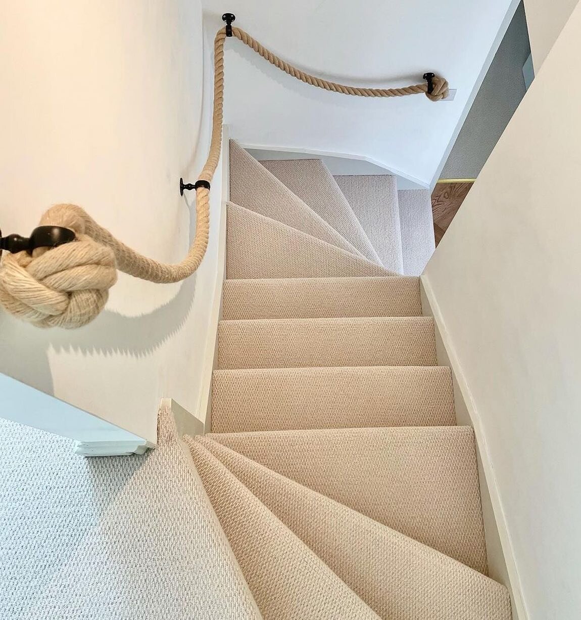 When it comes to decorating, it's easy to forget about the staircase. 

But just because it's a transitional space doesn't mean it can't have style - just look at this recent project by one of our favourite interior designers - @rupert.developments -