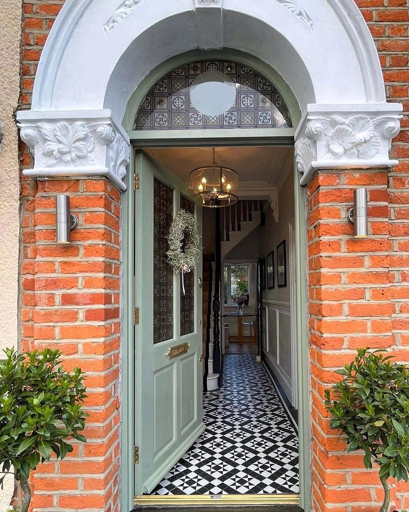 A #saturdaynight #shoutout for one of our favourite entryways on Instagram: @se9_edwardian_terrace 

The entrance sets the tone for your interior, so it's important to create an inviting space that reflects both your taste and the style of the rest o