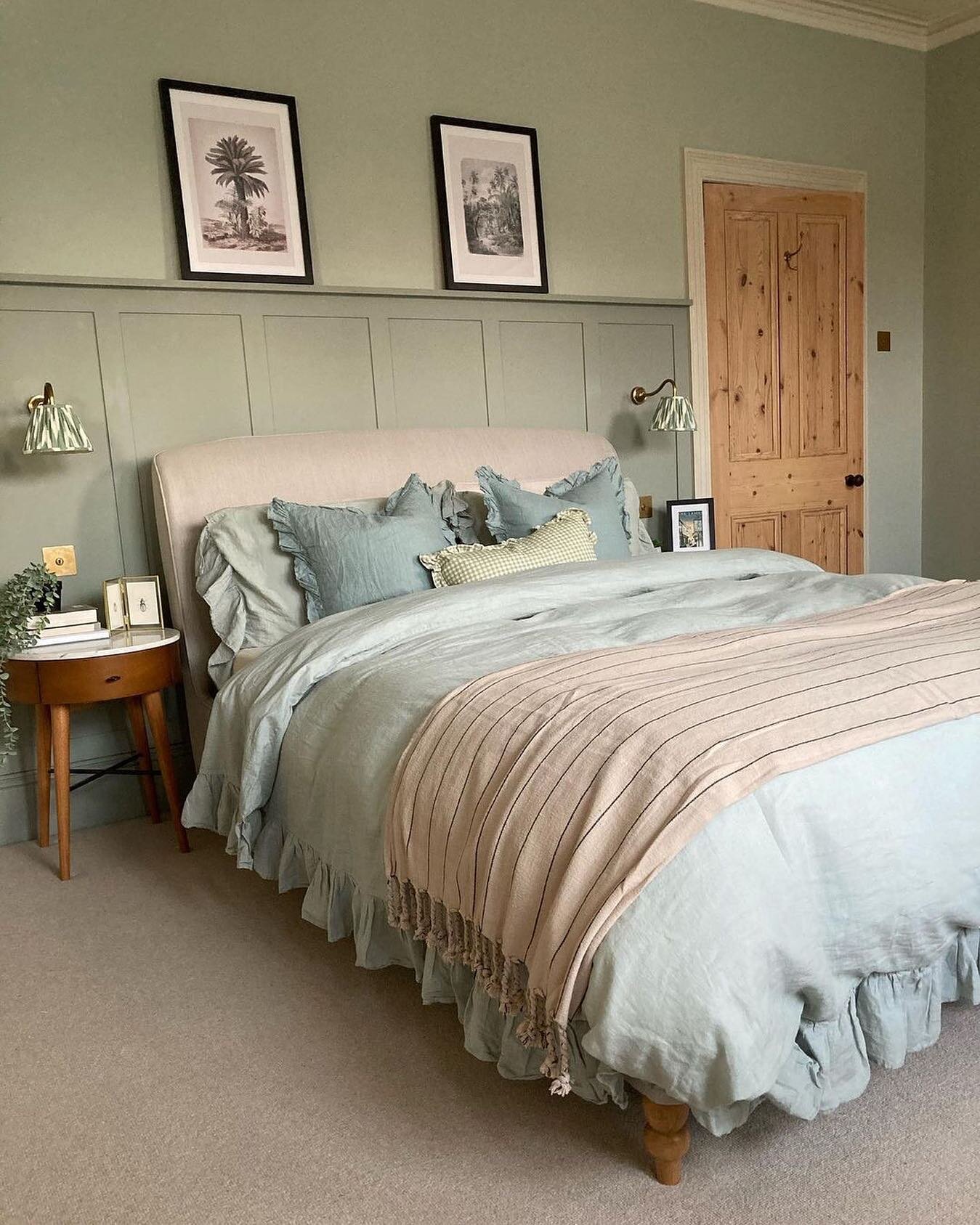 Who else is looking forward to sleeping in on Sunday morning?
⁣⁣
If your bedroom looks as dreamy as this, it&rsquo;s easy to see how you won&rsquo;t be able to resist.
⁣⁣⁣
Here is the master bedroom in the home of one of our favourite interiors accou