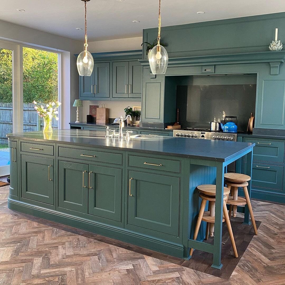 Matching the pattern of a herringbone floor to the directional flow of the room elongates the space, provides perspective to a rectangular layout and is ideal for an open-plan kitchen.⁣⁣⁣⁣
⁣⁣⁣⁣
If you ask us, Kiki from @dickiebertinteriors has pulled