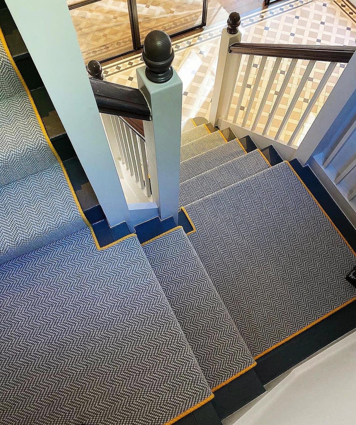 Decorating with a stair runner means that you can add colour and texture to your interior while allowing the sophistication of your dark-hued stairway to shine through.⁣⁣⁣⁣
⁣⁣⁣
We love how our client created a feature of their staircase with a bespok