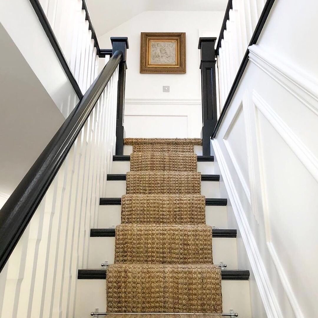 Decorating with a stair runner means that you can add colour and texture to your interior while allowing the sophistication of your dark-hued stairway to shine through.⁣⁣⁣⁣
⁣⁣⁣
Pictured here is a project by one of our favourite interiors accounts -  