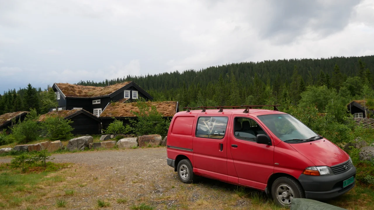 The sturdy Toyota work van and one of the hytte.