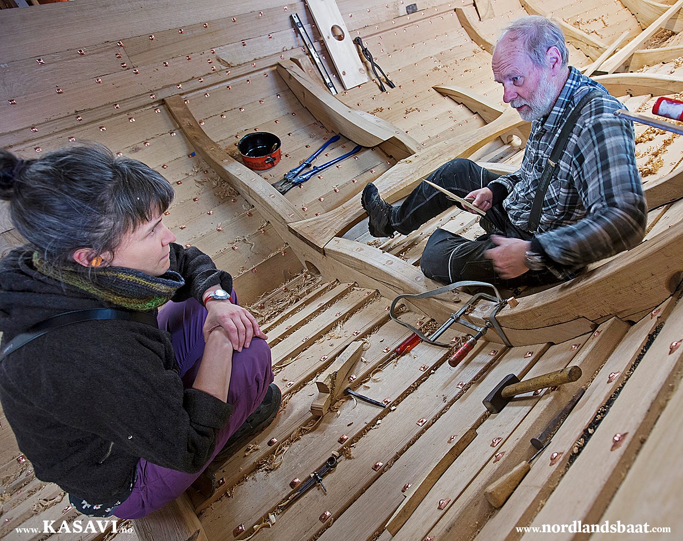 Gunnar explaining how to install the frame. Photo by Arne-Terje Sæther.