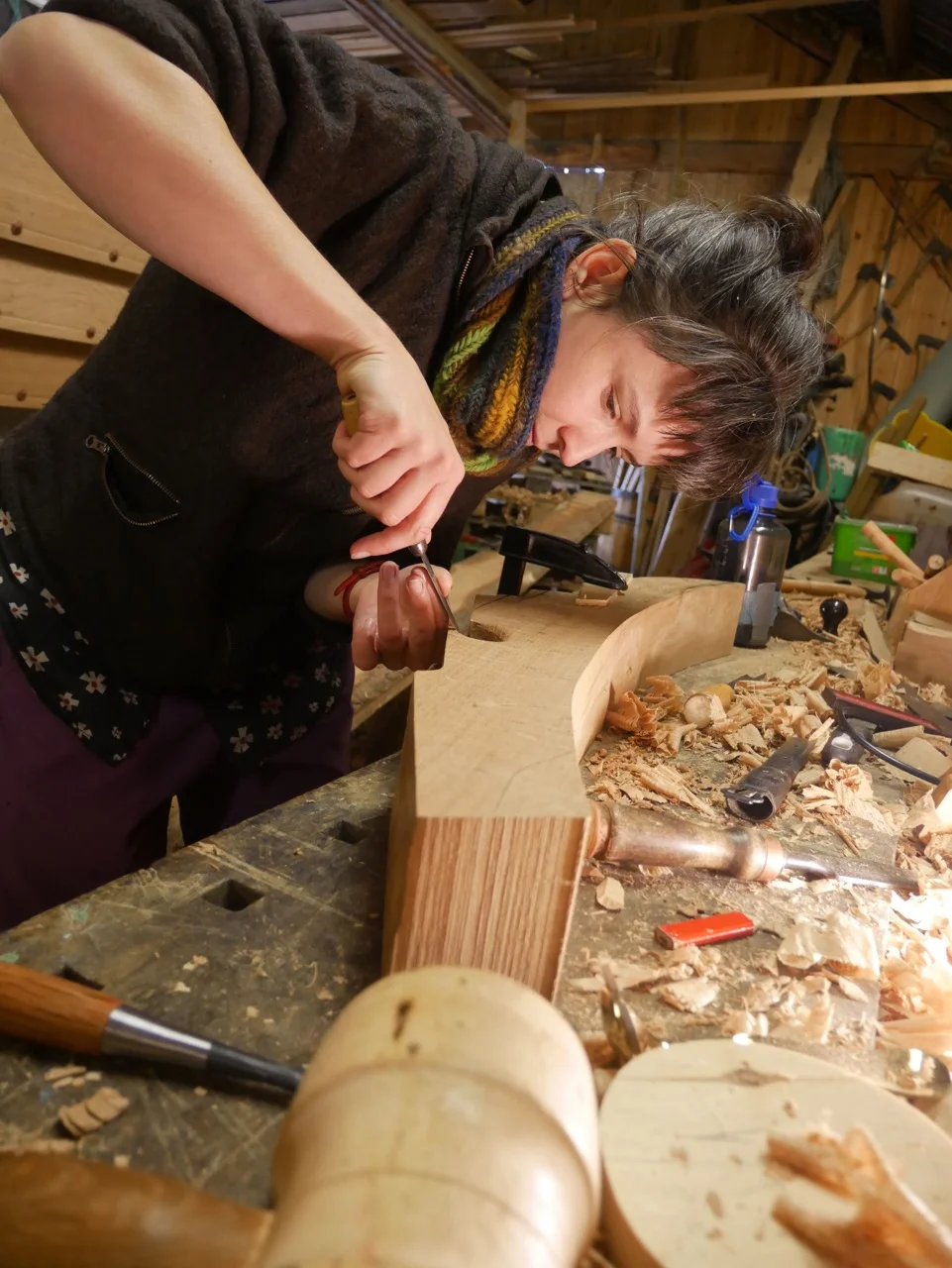Using a slöyd knife to carve out a hole for the mast rigging (a large rope which supports the mast). Photo by Gunnar Eldjarn