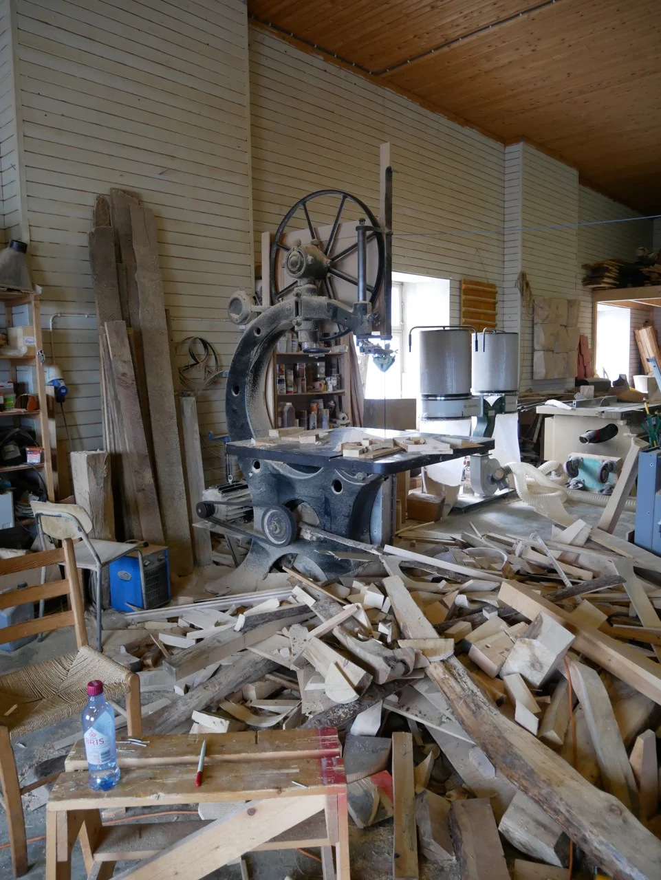 Inside Erlend's workshop - a well-used bandsaw from the late 1890s, made in Norway. 