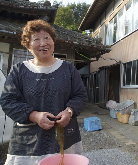 Murakami Toshiko cleaning konbu. Photo credit: Douglas Brooks.