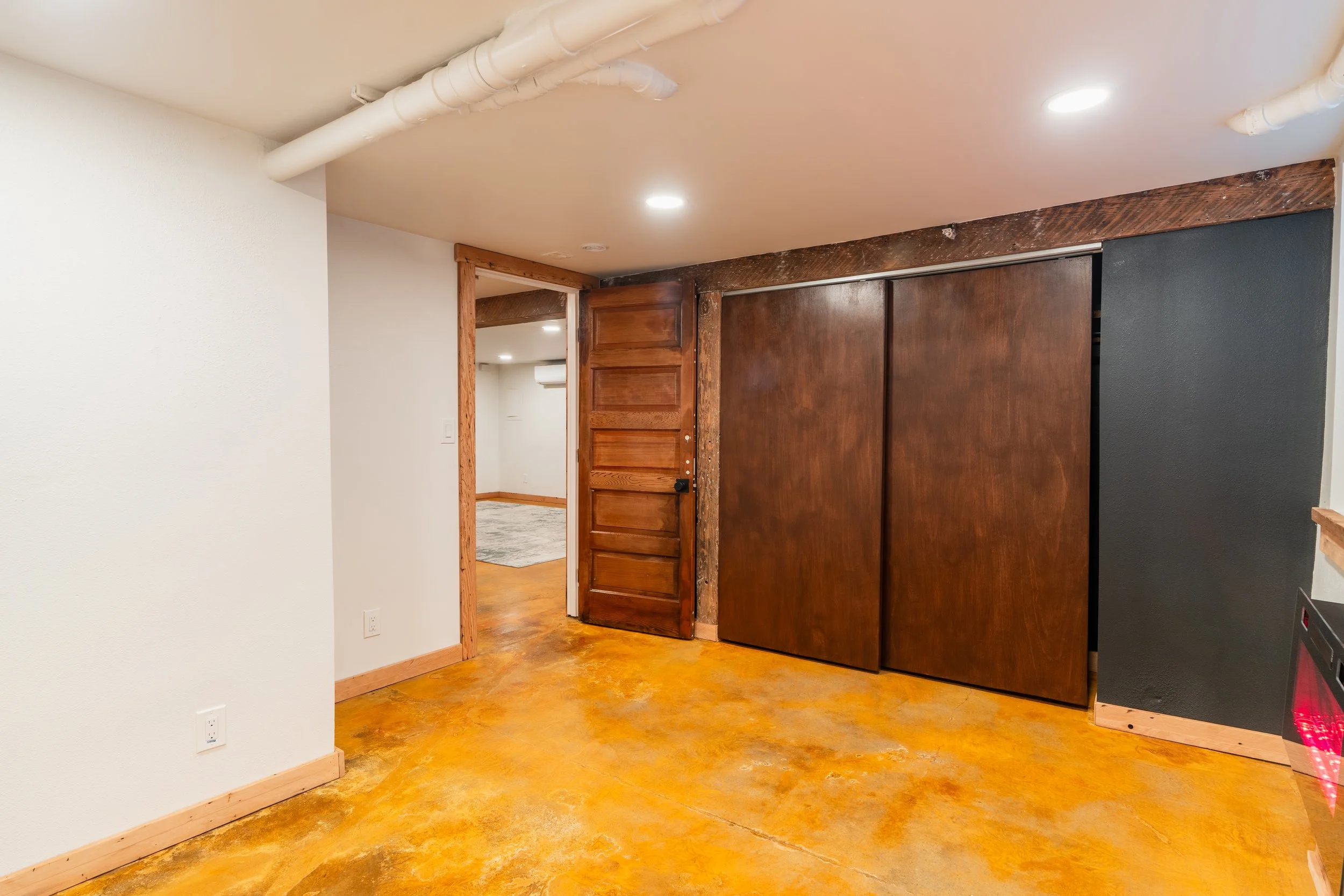 17-U1-Bed-Cl Door.jpg