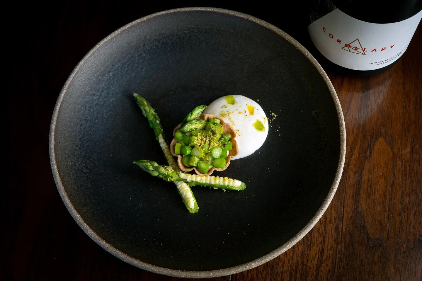 { First Course }
Asparagus and English Pea Tart
Face Rock cheddar, lemon buttermilk foam, blue corn crust 

{Wine Pairing}
2019 Namaste Blanc de Blancs from @corollarywines