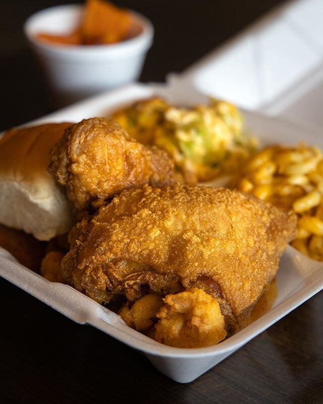 White meat or dark meat chicken - which is better?! Let&rsquo;s talk about it.
.
Mr. Charles Chicken and Fish has been serving up fried goodness for years so I finally made it over to check them out. While deciding what to order, the thought crossed 