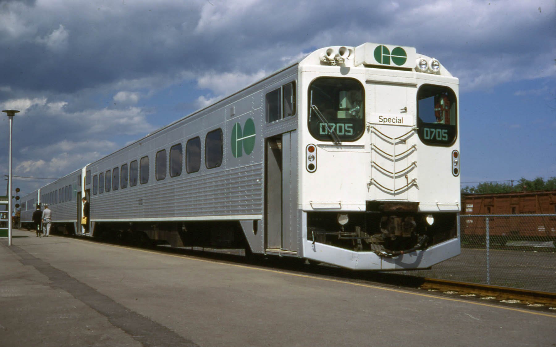 Oakville_GO_Train_1968.jpeg