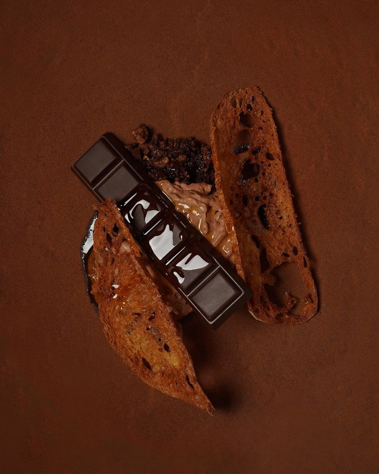 Pan con chocolate, aceite y sal: un cl&aacute;sico de la tradici&oacute;n catalana. 

Durante d&eacute;cadas, fue la merienda de los ni&ntilde;os, el capricho de los abuelos, el invento casero que no necesitaba nada m&aacute;s: una rebanada de pan, u
