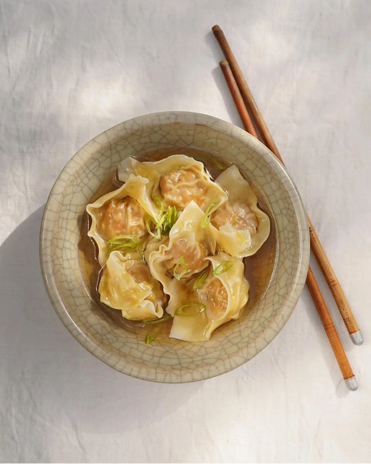 Sopa de wontons, una de las muchas recetas del nuevo libro @cocinaconcoqui 🥟🍲🍜 🤍

Fotograf&iacute;as para @penguinrandomhouse 
#editorialphotography

1. Foto receta p&aacute;gina 166
2. Primer d&iacute;a de shooting 
3. Sopa de huevo china 🇨🇳 
