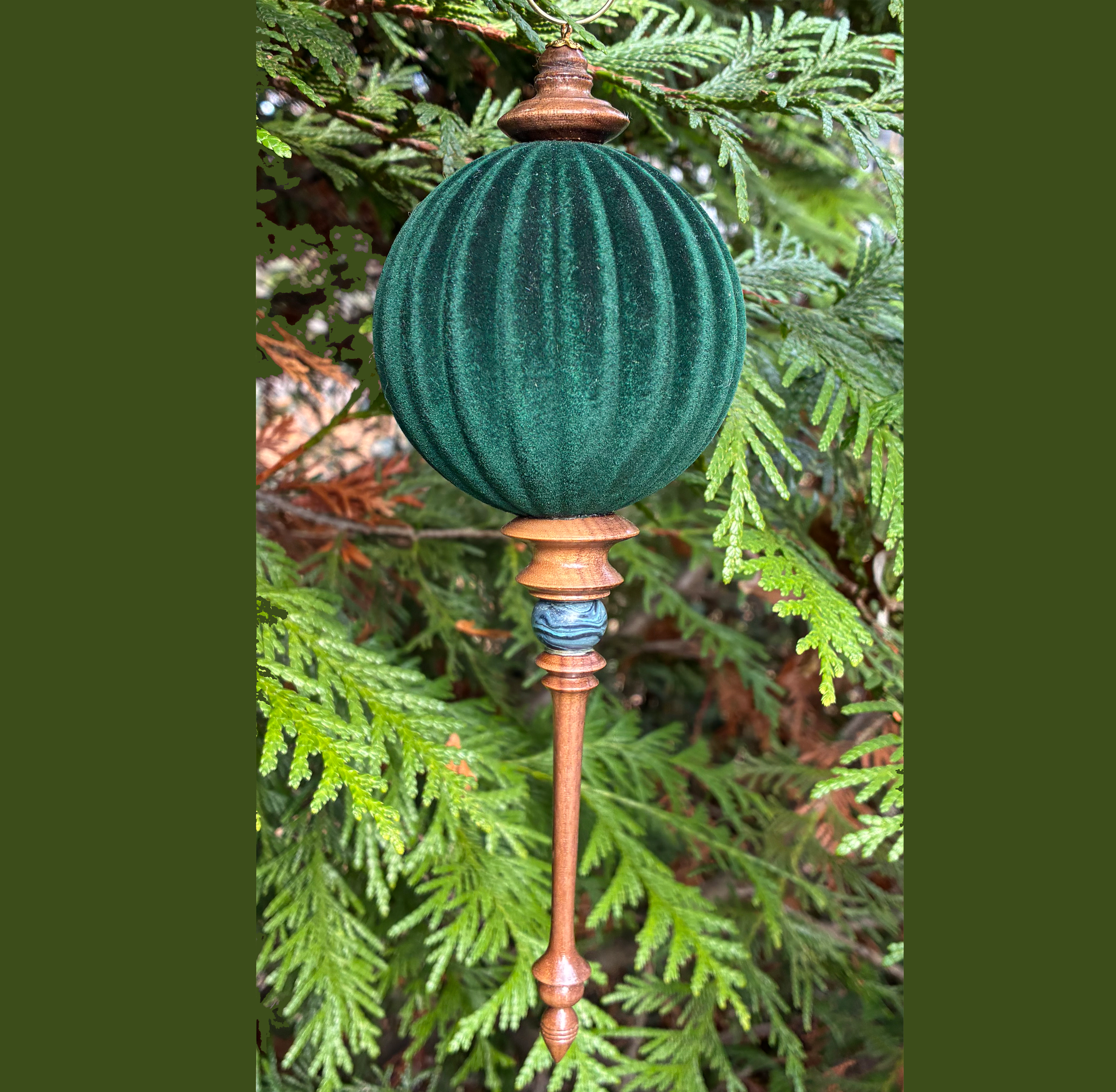 Flocked green ribbed tree.png