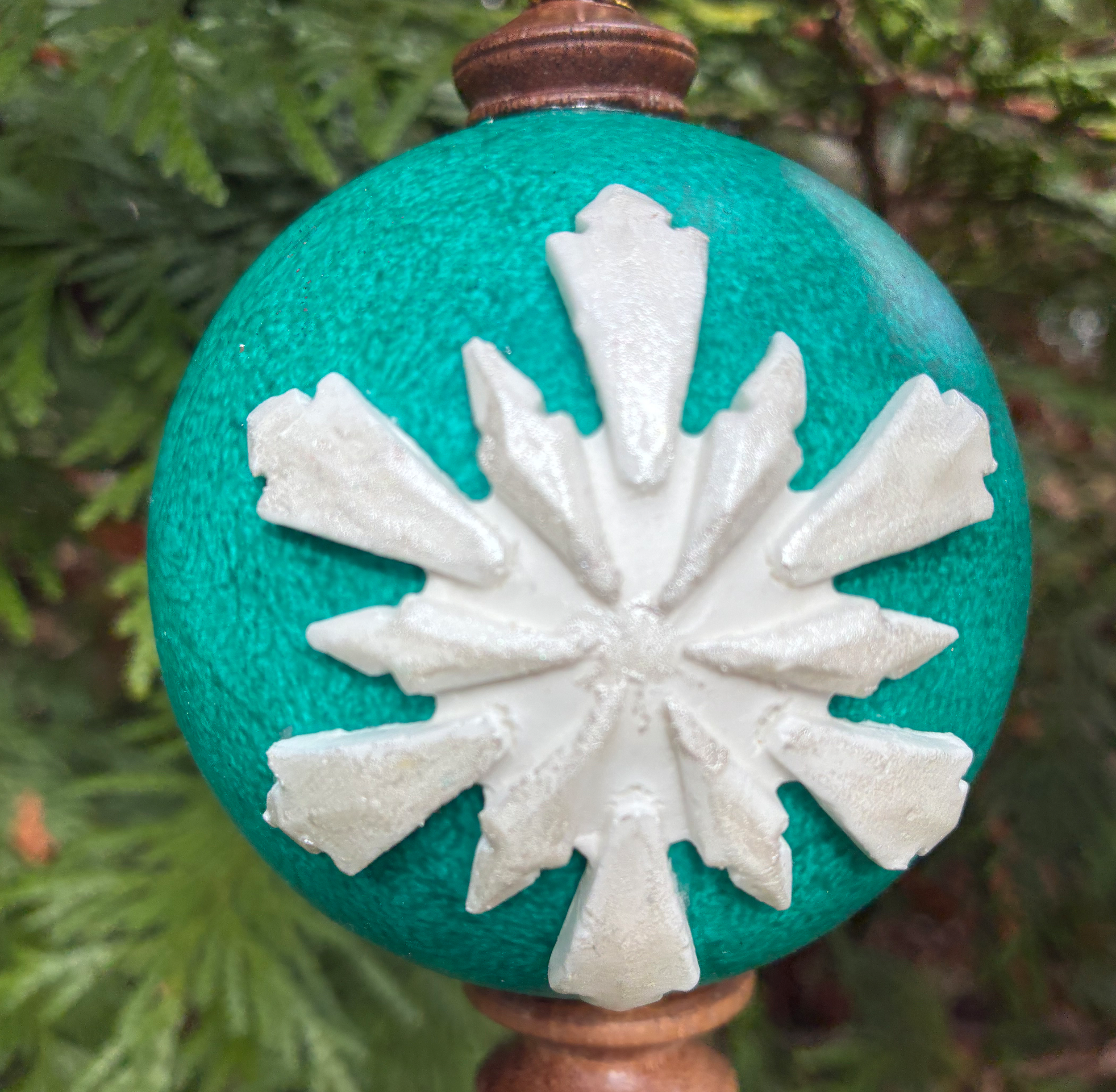 Let it snow 2 ball.png