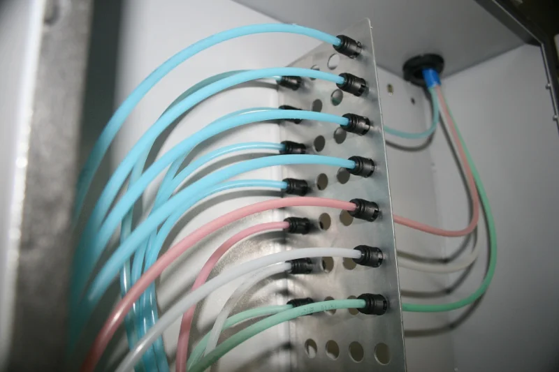 Rack Management Fibre and Copper — Cable8