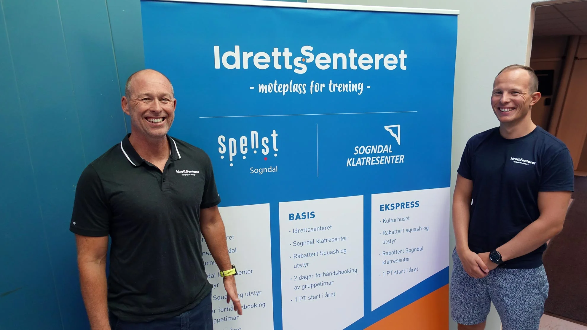 Dagleg leiar, Kolbjørn Rydvang, saman med sportsleg leiar, Frederick Gjethammer, foran inngangen til Idrettssenteret på Campus.