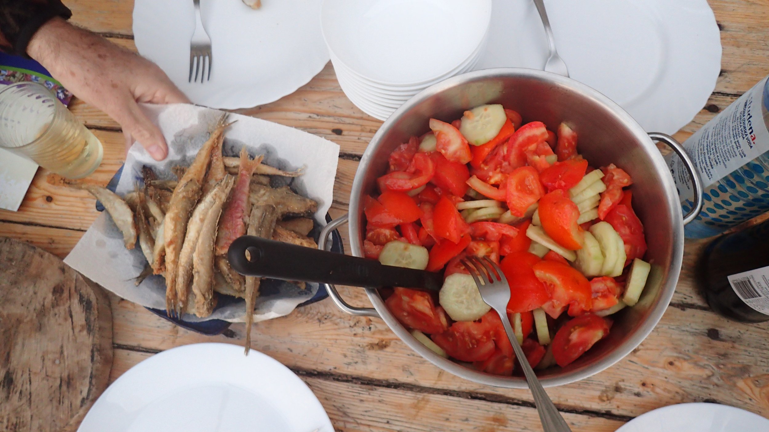 Pescadito frito y ensalada tomate y pepino.JPG