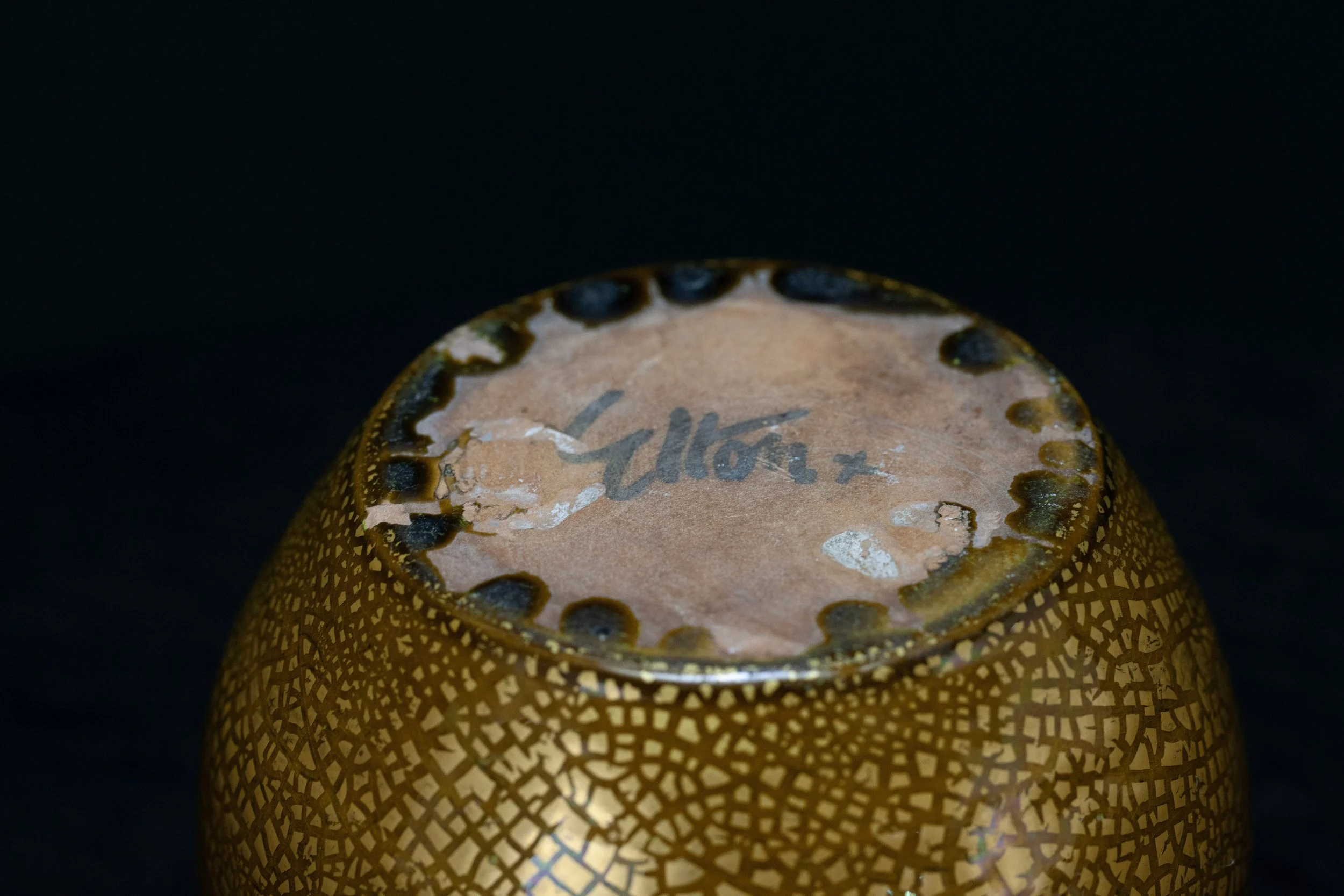 Elton-Vase-Gold-Crackle-Makersmark.jpg