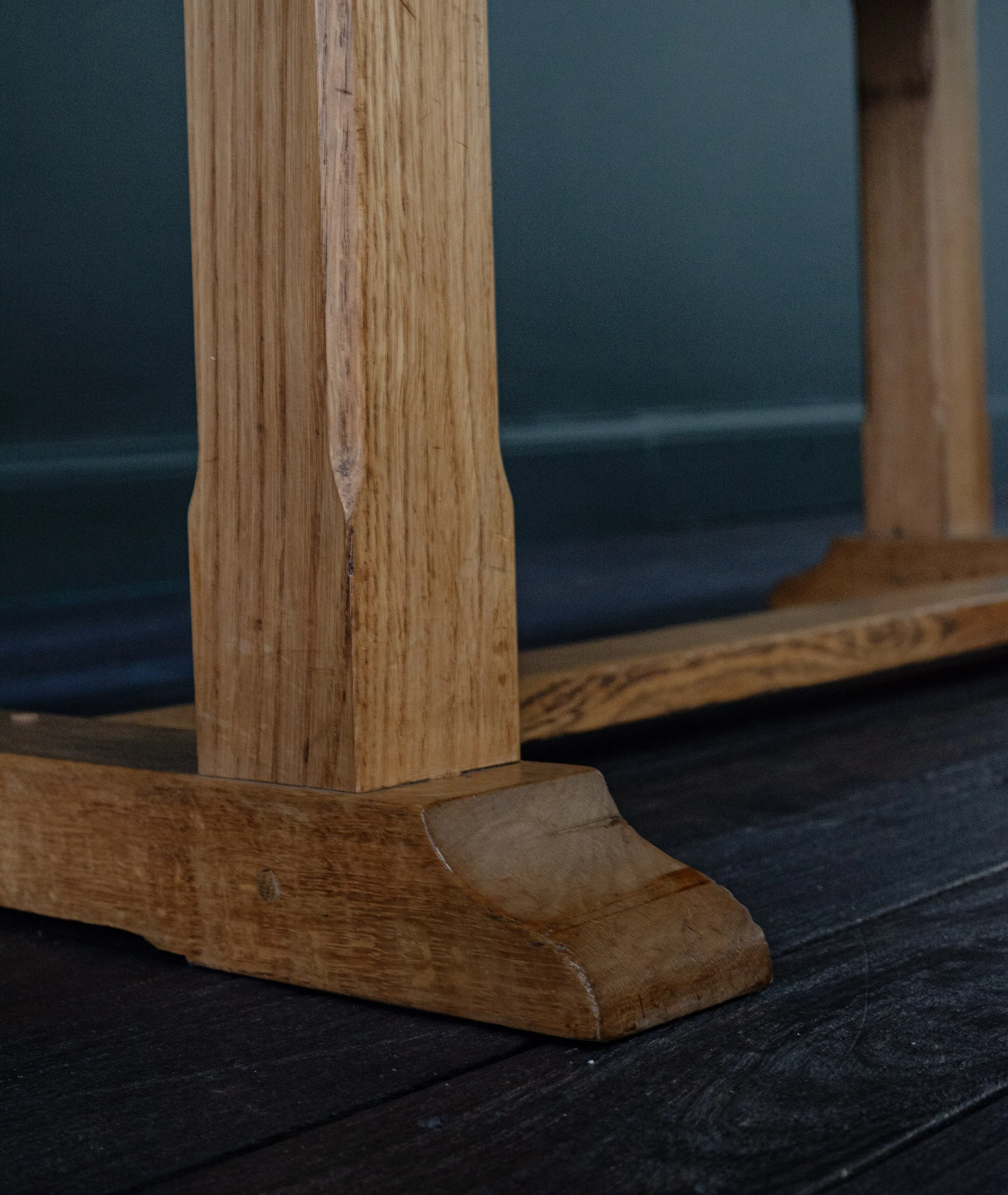 Arts-and-Crafts-oak-refectory-table-CU-feet.jpg