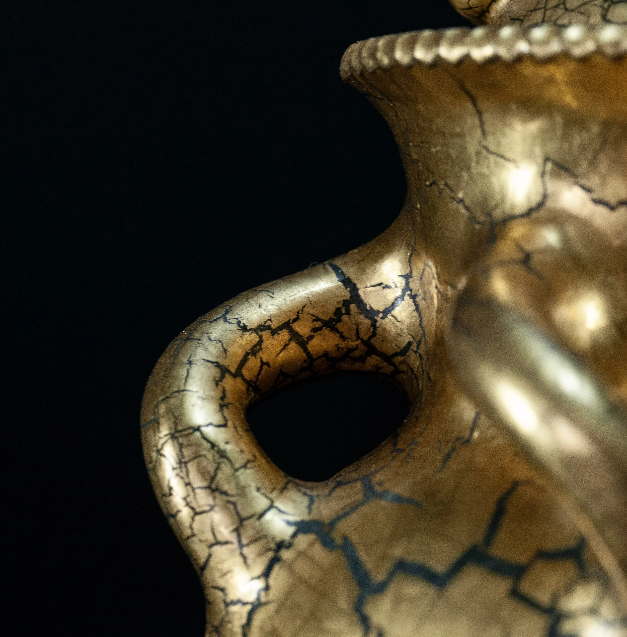 Elton-vase-gold-crackle-CU-handle.jpg