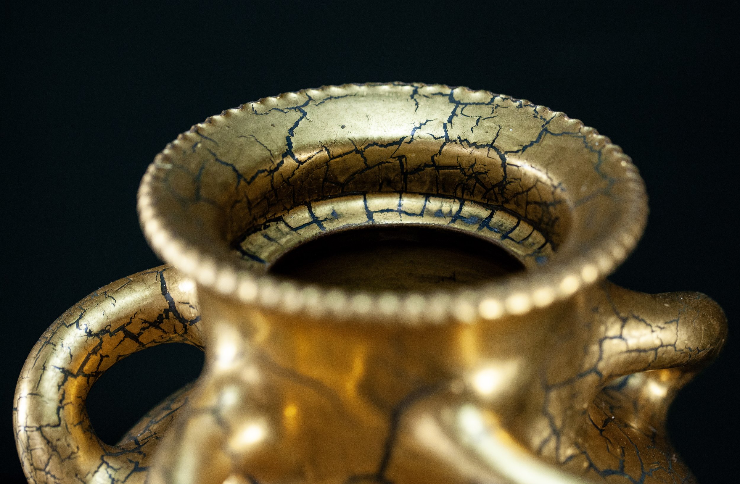 Elton-vase-gold-crackle-CU-rim.jpg