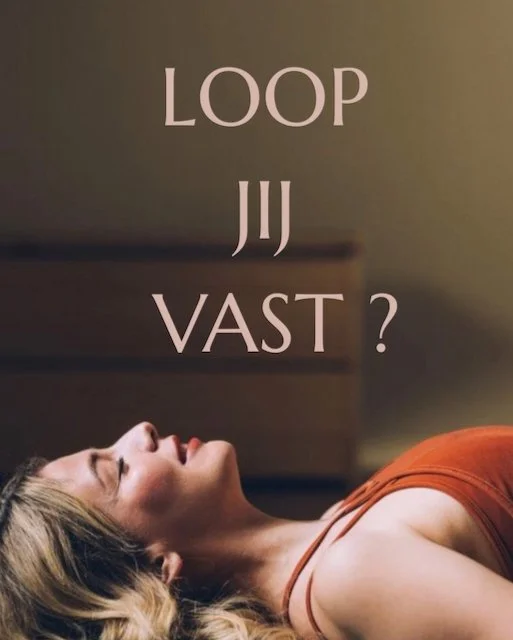 Vrouw ligt ontspannen op haar rug bij Yoga-flows