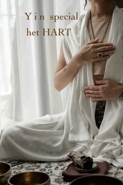 Vrouw met hand op het hart zit in meditatie 