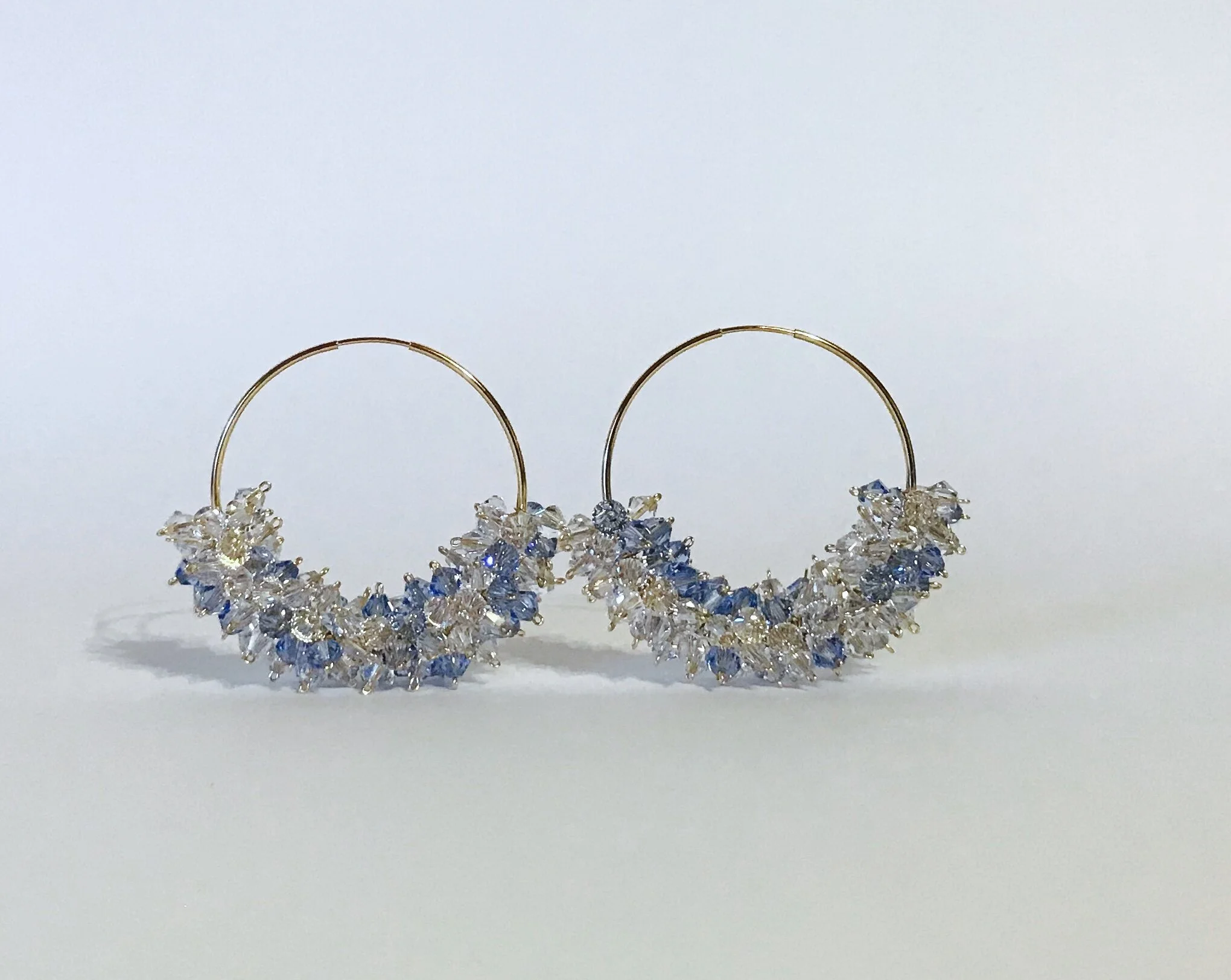 QUEEN BEE, on the rocks, gold 