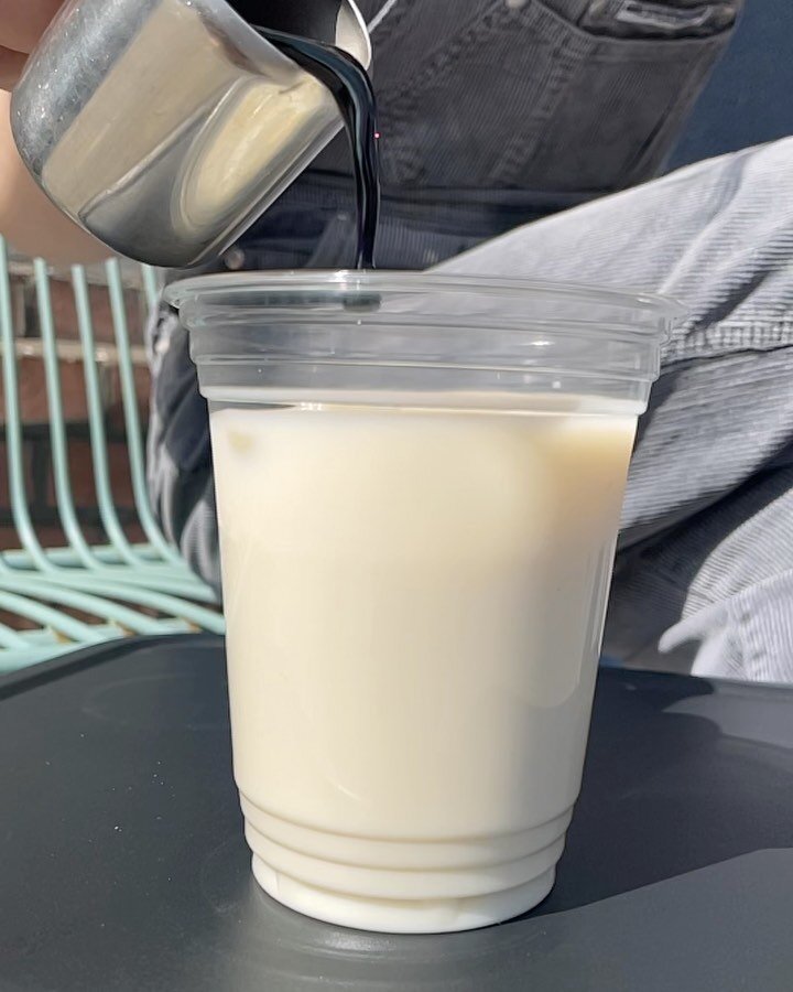 So hard to say goodbye to our apple blue latte, but we&rsquo;re so excited for our new bae Ube 💜
Served with sweet @rudehealth almond milk. Make it dirty with a shot of @volcanocoffeeworks mount blend espresso 😈